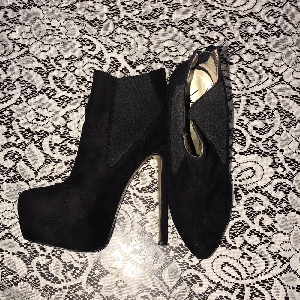 Velvet Platform Booties🖤